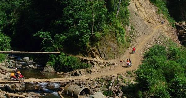 Là xã vùng cao đặc biệt khó khăn của huyện Mường La (lại là một trong những huyện nghèo nhất tỉnh), Chiềng Ân được rất ít người biết đến. Dù cách nhà máy thủy điện lớn nhất Đông Nam Á không xa, nhưng hiện tại rất nhiều nơi trong xã vẫn chưa có điện sinh hoạt. Là xã vùng cao đặc biệt khó khăn của huyện Mường La (lại là một trong những huyện nghèo nhất tỉnh), Chiềng Ân được rất ít người biết đến. Dù cách nhà máy thủy điện lớn nhất Đông Nam Á không xa, nhưng hiện tại rất nhiều nơi trong xã vẫn chưa có điện sinh hoạt.