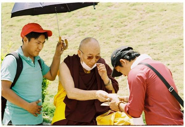 Các vị cao tăng của Phật giáo Tây Tạng thường được xưng tụng là Rinpoche (Bậc Thầy cao quý). Trong ảnh là ngài Ayang Rinpoche đang ban pháp dược cho một Phật tử Việt Nam đến đảnh lễ ngài. Các vị cao tăng của Phật giáo Tây Tạng thường được xưng tụng là Rinpoche (Bậc Thầy cao quý). Trong ảnh là ngài Ayang Rinpoche đang ban pháp dược cho một Phật tử Việt Nam đến đảnh lễ ngài.