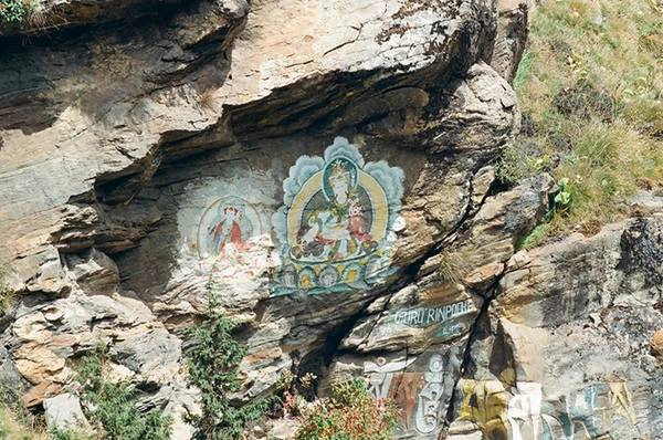 Đức Liên Hoa Sinh cũng được biết đến với danh xưng Guru Rinpoche. Người dân vùng thung lũng Khumbu vẽ hình ngài trên một vách núi cao. Đức Liên Hoa Sinh cũng được biết đến với danh xưng Guru Rinpoche. Người dân vùng thung lũng Khumbu vẽ hình ngài trên một vách núi cao.