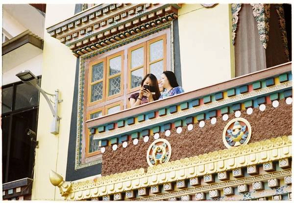 Đến với tu viện cũng là đến với không gian thanh tịnh. Với người dân vùng này, tu viện giống như một mái nhà từ bi, luôn che chở, bao bọc cho họ. Đến với tu viện cũng là đến với không gian thanh tịnh. Với người dân vùng này, tu viện giống như một mái nhà từ bi, luôn che chở, bao bọc cho họ.