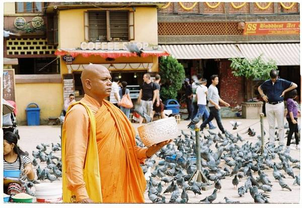 Các nhà sư theo truyền thống Phật giáo Tiểu thừa cũng đến các thánh tích của Phật giáo Tây Tạng để khất thực. Các nhà sư theo truyền thống Phật giáo Tiểu thừa cũng đến các thánh tích của Phật giáo Tây Tạng để khất thực.