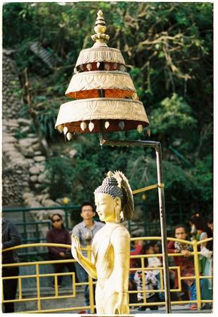 Phật giáo Tây Tạng có sự ảnh hưởng lớn đến đời sống văn hóa tinh thần ở Nepal và nhiều nước trong khu vực Himalaya. Trong ảnh là tượng Đức Phật trong tư thế đứng thuyết pháp ở bảo tháp Swayambunath. Nền văn hóa Himalaya là nền văn hóa Phật giáo Tây Tạng. Những nét nổi bật nhất, đặc sắc nhất của văn hóa Himalaya có sự bắt nguồn trong tinh túy của Phật giáo Tây Tạng. Phật giáo Tây Tạng có sự ảnh hưởng lớn đến đời sống văn hóa tinh thần ở Nepal và nhiều nước trong khu vực Himalaya. Trong ảnh là tượng Đức Phật trong tư thế đứng thuyết pháp ở bảo tháp Swayambunath. Nền văn hóa Himalaya là nền văn hóa Phật giáo Tây Tạng. Những nét nổi bật nhất, đặc sắc nhất của văn hóa Himalaya có sự bắt nguồn trong tinh túy của Phật giáo Tây Tạng.