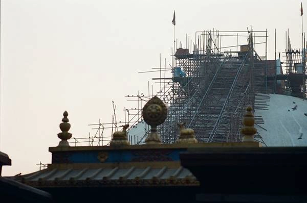 Trước trận động đất ở Nepal vào cuối tháng 4/2015, phần đỉnh tháp mang vẻ đẹp uy nghi tráng lệ. Tuy nhiên, sau đó, tháp bị hư hại nhẹ và hiện nay đang trong quá trình trùng tu. Trước trận động đất ở Nepal vào cuối tháng 4/2015, phần đỉnh tháp mang vẻ đẹp uy nghi tráng lệ. Tuy nhiên, sau đó, tháp bị hư hại nhẹ và hiện nay đang trong quá trình trùng tu.