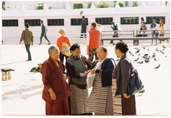 Những người phụ nữ Tây Tạng trò chuyện quanh tháp. Xung quanh khu vực Bouddhanath có rất nhiều người Tây Tạng sinh sống. Những người phụ nữ Tây Tạng trò chuyện quanh tháp. Xung quanh khu vực Bouddhanath có rất nhiều người Tây Tạng sinh sống.