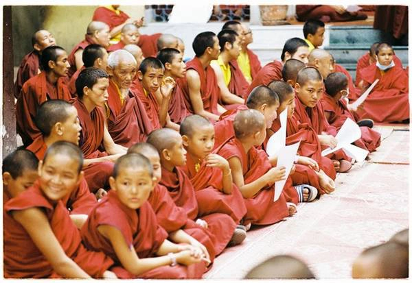 Xung quanh bảo tháp Bouddhanath có một hệ thống tu viện dày đặc với rất nhiều tăng sĩ. Trong hình là một buổi thực hành của các vị tăng ở tu viện Maitreya Gompa. Himalaya vẫn thường được gọi là “Land of Padmasambhava” (Vùng đất của Đức Liên Hoa Sinh). Đức Liên Hoa Sinh được coi là vị Tổ của Phật giáo Tây Tạng, mang giáo Pháp của Phật giáo từ Ấn Độ tới Tây Tạng, để rồi Phật giáo Tây Tạng phát triển rộng khắp vùng đất này. Xung quanh bảo tháp Bouddhanath có một hệ thống tu viện dày đặc với rất nhiều tăng sĩ. Trong hình là một buổi thực hành của các vị tăng ở tu viện Maitreya Gompa. Himalaya vẫn thường được gọi là “Land of Padmasambhava” (Vùng đất của Đức Liên Hoa Sinh). Đức Liên Hoa Sinh được coi là vị Tổ của Phật giáo Tây Tạng, mang giáo Pháp của Phật giáo từ Ấn Độ tới Tây Tạng, để rồi Phật giáo Tây Tạng phát triển rộng khắp vùng đất này.
