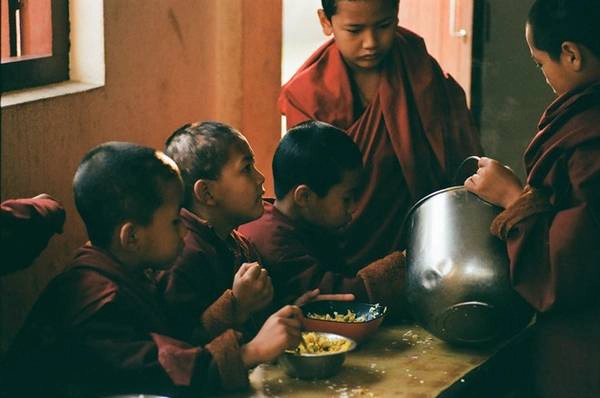 Duy trì truyền thống, Phật giáo Tây Tạng khi hoằng truyền rộng khắp sang các nước vùng Himalaya vẫn giữ hệ thống giáo dục kiến thức và giáo lý nghiêm ngặt. Từ lứa tuổi rất nhỏ, các Lama khi vào tu viện đã được đào tạo bài bản. Trong ảnh là một bữa ăn của các tiểu Lama ở tu viện Kanying. Duy trì truyền thống, Phật giáo Tây Tạng khi hoằng truyền rộng khắp sang các nước vùng Himalaya vẫn giữ hệ thống giáo dục kiến thức và giáo lý nghiêm ngặt. Từ lứa tuổi rất nhỏ, các Lama khi vào tu viện đã được đào tạo bài bản. Trong ảnh là một bữa ăn của các tiểu Lama ở tu viện Kanying.