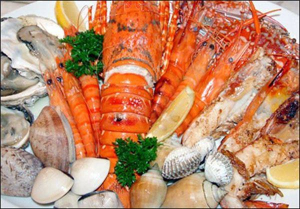 Còn gì tuyệt vời hơn khi được thưởng thức hải sản do chính tay mình bắt giữa khung cảnh biển trời trong xanh phải không nào? Ảnh: Vietbao