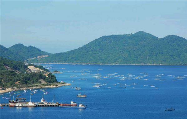 Với những dự án đầu tư phát triển du lịch hiện nay, Vũng Rô đang từ từ vươn mình thức giấc và hứa hẹn sẽ trở thành một địa điểm hấp dẫn thu hút du khách trong và ngoài nước. Ảnh: wikipedia