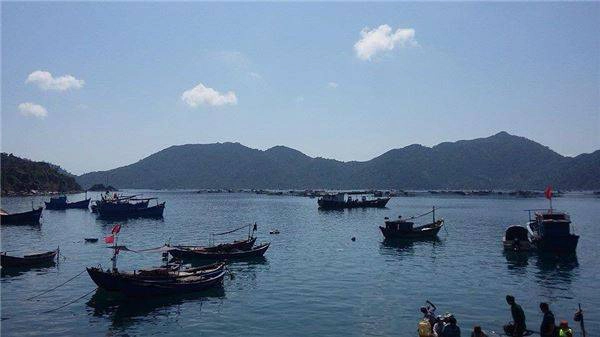 Thời gian lý tưởng để bạn đến Vũng Rô vào dịp hè - mùa của tôm cá, mùa của cái nắng như đổ lửa nhưng như vậy bạn mới cảm hết được vẻ đẹp của hoang sơ và trong vắt của vịnh biển này. Ảnh: Pan Xê