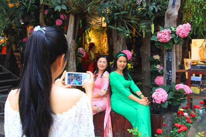 Nhiều phụ nữ ở Huế trong tà áo dài truyền thống đã đến vườn hoa cẩm tú cầu chụp ảnh làm kỷ niệm. Nhiều phụ nữ ở Huế trong tà áo dài truyền thống đã đến vườn hoa cẩm tú cầu chụp ảnh làm kỷ niệm.
