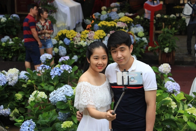Đôi bạn trẻ selfie bên trong vườn hoa cẩm tú cầu. Đôi bạn trẻ selfie bên trong vườn hoa cẩm tú cầu.
