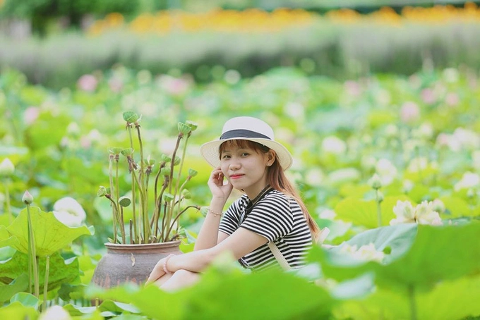 Từ ngã ba Trung Lương, bạn có thể chạy đến cổng chào khu công nghiệp cạnh nghĩa trang liệt sĩ Tiền Giang. Từ đây, chạy khoảng 200 m về hướng Cai Lậy, bạn rẽ vào “Ấp văn hóa Phước Thuận – xã Phước Thạnh” rồi chạy thêm khoảng một km là đến. Hoặc từ Ủy ban xã Trung An, bạn hỏi đường chạy về hướng cổng chào khu công nghiệp, đoạn này dài 400 m. Từ đây, bạn rẽ vào đường Một Quang có cổng chào “Ấp văn hóa 1-3″, chạy khoảng một km, rẽ phải vào đường Đoàn Thị Điểu, chạy gần 500 m là đến. Ảnh: Cẩm Giang. Từ ngã ba Trung Lương, bạn có thể chạy đến cổng chào khu công nghiệp cạnh nghĩa trang liệt sĩ Tiền Giang. Từ đây, chạy khoảng 200 m về hướng Cai Lậy, bạn rẽ vào “Ấp văn hóa Phước Thuận – xã Phước Thạnh” rồi chạy thêm khoảng một km là đến. Hoặc từ Ủy ban xã Trung An, bạn hỏi đường chạy về hướng cổng chào khu công nghiệp, đoạn này dài 400 m. Từ đây, bạn rẽ vào đường Một Quang có cổng chào “Ấp văn hóa 1-3″, chạy khoảng một km, rẽ phải vào đường Đoàn Thị Điểu, chạy gần 500 m là đến. Ảnh: Cẩm Giang.
