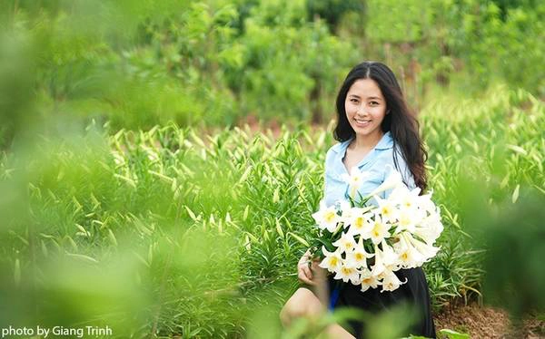 Cũng tìm đến vườn hoa loa kèn dịp này, Thiên Hương cho biết cô rất thích loài hoa của tháng 4 nên không năm nào bỏ qua cơ hội tới đây chụp ảnh. Cũng tìm đến vườn hoa loa kèn dịp này, Thiên Hương cho biết cô rất thích loài hoa của tháng 4 nên không năm nào bỏ qua cơ hội tới đây chụp ảnh.