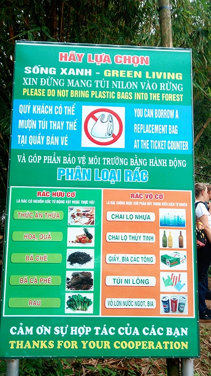 Khẩu hiệu viết bằng tiếng Việt và tiếng Anh để tuyên truyền cho du khách trong và ngoài nước.