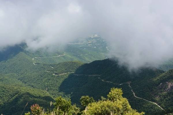 Cách thành phố Huế 40 km, vườn quốc gia Bạch Mã là một điểm đến thu hút nhiều du khách, đặc biệt là khách nước ngoài mê khám phá. Cảnh vật ở đây hoang sơ, yên bình, những ngày có mây trôi bồng bềnh rất đẹp. Ảnh: Thanh Tuyết.