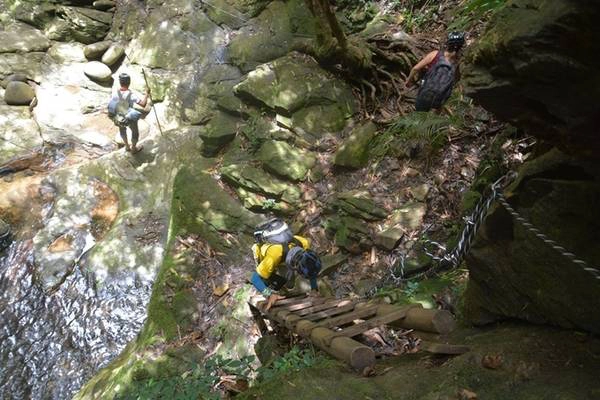 Trong khi khám phá, du khách được đơn vị tổ chức tour hướng dẫn cách sử dụng các dụng cụ, leo thang, di chuyển theo quy tắc nghiêm ngặt. Ảnh: Thanh Tuyết.