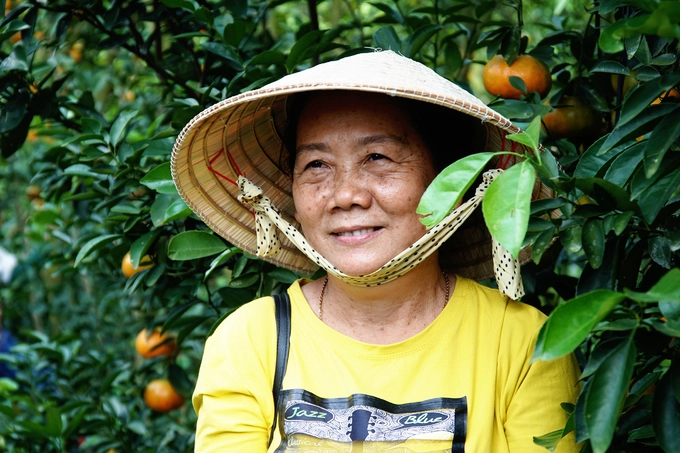 Cô Kim Tuyến (du khách Cần Thơ) đang đi du lịch Đồng Tháp cùng đoàn trong ngày. "Dù sống ở miền Tây, tôi rất thích không khí ở đây. Vườn rất rộng. Chủ vườn rất tinh tế khi làm mái che nắng cho khách đi vào trong", cô Tuyến nói.