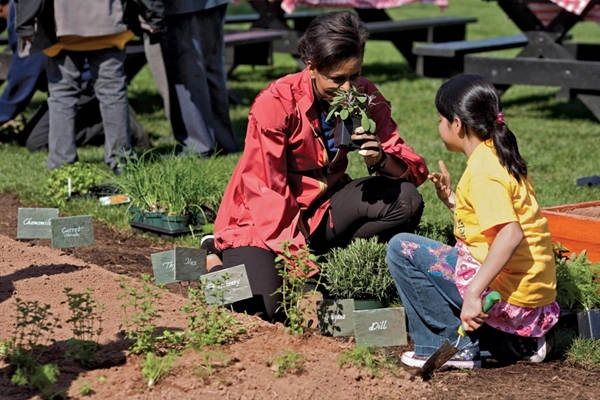 Học sinh trường Tiểu học Bancroft ở thủ đô Washington, D.C. giúp bà Michelle trồng cây tháng 4/2009. Ảnh: Samantha Appleton. Học sinh trường Tiểu học Bancroft ở thủ đô Washington, D.C. giúp bà Michelle trồng cây tháng 4/2009. Ảnh: Samantha Appleton.Học sinh trường Tiểu học Bancroft ở thủ đô Washington, D.C. giúp bà Michelle trồng cây tháng 4/2009. Ảnh: Samantha Appleton.