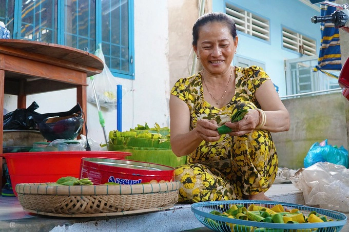 Tỉ mỉ xỏ từng chiếc chậu, bà Nguyễn Thị Bảy (52 tuổi) cho biết, bà bắt đầu công việc này từ khi về làm dâu, đến nay tròn 25 năm. "Nghề này không có mùa vụ, chúng tôi làm quanh năm. Gia đình chồng tôi làm nghề đã 3 đời", bà Bảy nói.