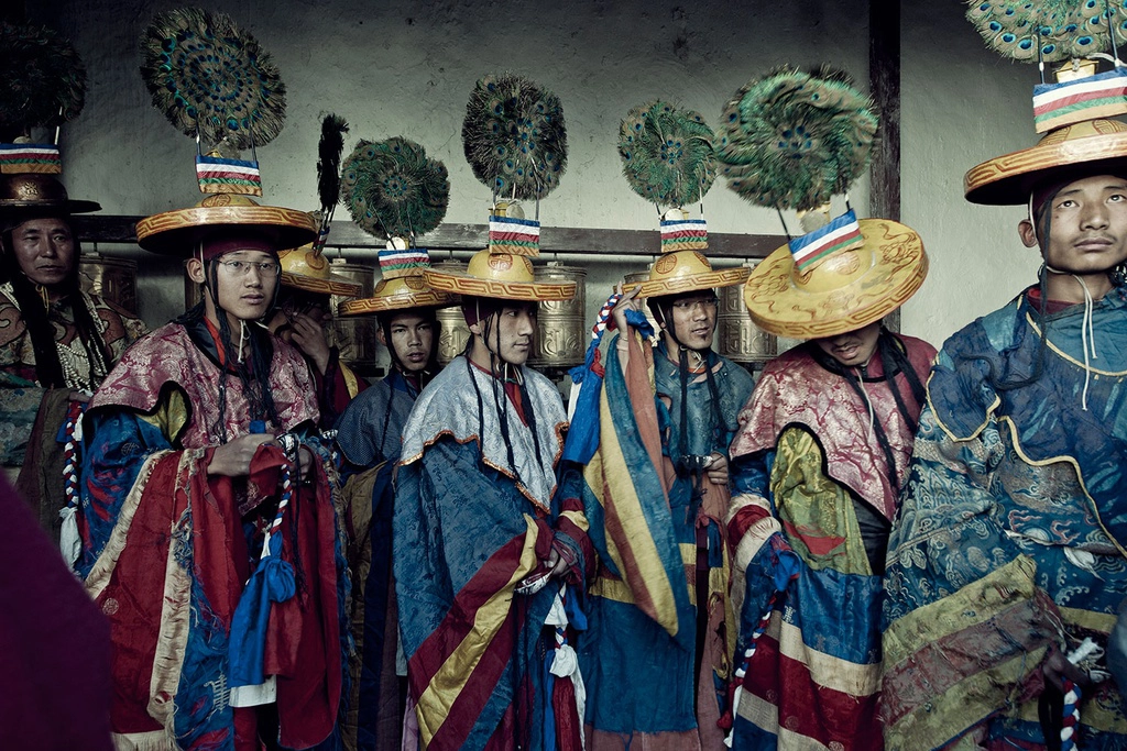 Chỉ vài năm trước, cư dân ở Mustang vẫn tin rằng thế giới phẳng, bệnh tật là do tà ma và các nhà sư chữa bệnh bằng phép trừ tà. Một trong những phong tục khác thường nhất của họ là chế độ đa phu anh em. Theo phong tục Tây Tạng cổ đại này, mỗi người phụ nữ Mustang có thể kết hôn cùng lúc với nhiều người anh em trong một gia đình. Ảnh: Jimmynelson.