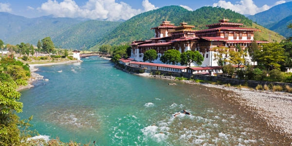 Chính phủ Bhutan nhận thức rõ tác động của du lịch đối với cảnh quan và văn hóa độc đáo của mình. Do đó, ngay từ khi mở cửa du lịch, quốc gia này đã đưa ra những giới hạn đặc biệt nhằm tạo ra nền du lịch “giá trị cao, ảnh hưởng thấp”. Ảnh: Huffington Post. Chính phủ Bhutan nhận thức rõ tác động của du lịch đối với cảnh quan và văn hóa độc đáo của mình. Do đó, ngay từ khi mở cửa du lịch, quốc gia này đã đưa ra những giới hạn đặc biệt nhằm tạo ra nền du lịch “giá trị cao, ảnh hưởng thấp”. Ảnh: Huffington Post.