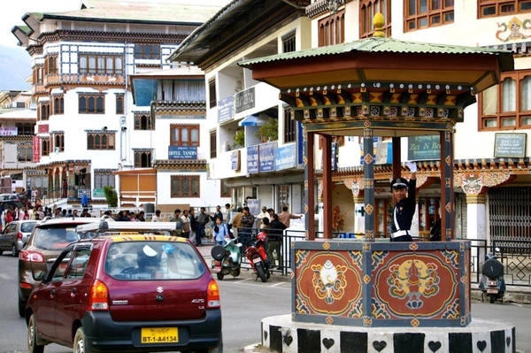 Thành phố Thimphu của Bhutan là một trong hai thủ đô trên thế giới không có đèn giao thông. Chính phủ có dự định lắp đèn, nhưng vấp phải sự phản đối của người dân. Họ cho rằng đèn giao thông không hiệu quả và thích cảnh sát điều hành hơn. Ảnh: Ajourneyofathousandsteps. Thành phố Thimphu của Bhutan là một trong hai thủ đô trên thế giới không có đèn giao thông. Chính phủ có dự định lắp đèn, nhưng vấp phải sự phản đối của người dân. Họ cho rằng đèn giao thông không hiệu quả và thích cảnh sát điều hành hơn. Ảnh: Ajourneyofathousandsteps.