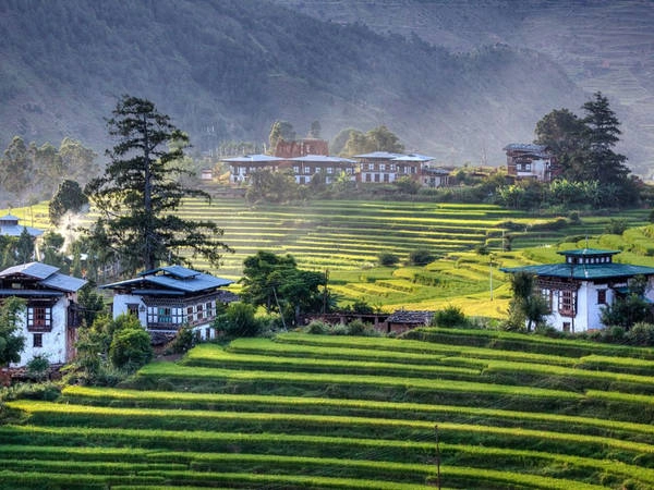 Gói tour tối thiểu ở Bhutan có giá 200 USD một ngày (250 USD vào mùa cao điểm). Trong đó, 65 USD một ngày sẽ được chi cho giáo dục và y tế miễn phí, giảm tỷ lệ nghèo. Ảnh: Travel Triangle. Gói tour tối thiểu ở Bhutan có giá 200 USD một ngày (250 USD vào mùa cao điểm). Trong đó, 65 USD một ngày sẽ được chi cho giáo dục và y tế miễn phí, giảm tỷ lệ nghèo. Ảnh: Travel Triangle.
