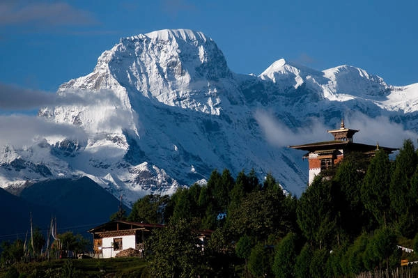 Bhutan là quốc gia duy nhất nằm trọn vẹn trong dãy Himalaya. Đây cũng là một trong những quốc gia nhỏ nhất châu Á, với diện tích 38.394 km2. Ảnh: Steve Razzetti. Bhutan là quốc gia duy nhất nằm trọn vẹn trong dãy Himalaya. Đây cũng là một trong những quốc gia nhỏ nhất châu Á, với diện tích 38.394 km2. Ảnh: Steve Razzetti.