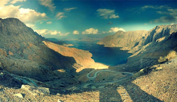 Vương quốc hồi giáo Oman nằm ở Trung Đông, rộng hơn 200.000 km<sup>2</sup>, dân số chỉ 3,15 triệu người nhưng có nguồn tài nguyên dồi dào. Nhắc đến Oman là nhắc đến một vương quốc với nhiều điều huyền bí bởi cảnh vật nơi đây quá đẹp, quá huyền ảo khiến người ta liên tưởng tới những vùng đất xa xăm không có thật. Vương quốc hồi giáo Oman nằm ở Trung Đông, rộng hơn 200.000 km<sup>2</sup>, dân số chỉ 3,15 triệu người nhưng có nguồn tài nguyên dồi dào. Nhắc đến Oman là nhắc đến một vương quốc với nhiều điều huyền bí bởi cảnh vật nơi đây quá đẹp, quá huyền ảo khiến người ta liên tưởng tới những vùng đất xa xăm không có thật.