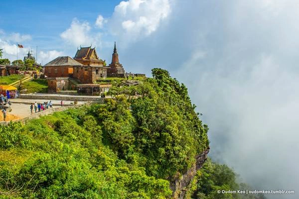 Núi Bokor cao 1.079 m so với mực nước biển, thường xuyên được sương mù bao phủ, khí hậu quanh năm mát mẻ. Ảnh: Oudom Keo. Núi Bokor cao 1.079 m so với mực nước biển, thường xuyên được sương mù bao phủ, khí hậu quanh năm mát mẻ. Ảnh: Oudom Keo.