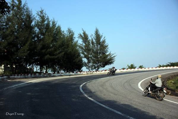 Cung đường Hải Vân chênh vênh, khúc khuỷu, có lúc uốn lượn theo triển núi, khi bất ngờ rẽ ngoặt, tạo nên những khúc cua hình zig zag mà bọn mình gọi là “những khúc cua huyền thoại”. Cung đường Hải Vân chênh vênh, khúc khuỷu, có lúc uốn lượn theo triển núi, khi bất ngờ rẽ ngoặt, tạo nên những khúc cua hình zig zag mà bọn mình gọi là “những khúc cua huyền thoại”.