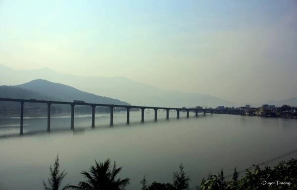 Đi hết đèo Hải Vân, mình chạm vào vịnh Lăng Cô, một danh lam thắng cảnh thiên nhiên của tỉnh Thừa Thiên - Huế. Cảm nhận đầu tiên là nét dịu dàng, êm ái làm say đắm lòng người. Đi hết đèo Hải Vân, mình chạm vào vịnh Lăng Cô, một danh lam thắng cảnh thiên nhiên của tỉnh Thừa Thiên - Huế. Cảm nhận đầu tiên là nét dịu dàng, êm ái làm say đắm lòng người.