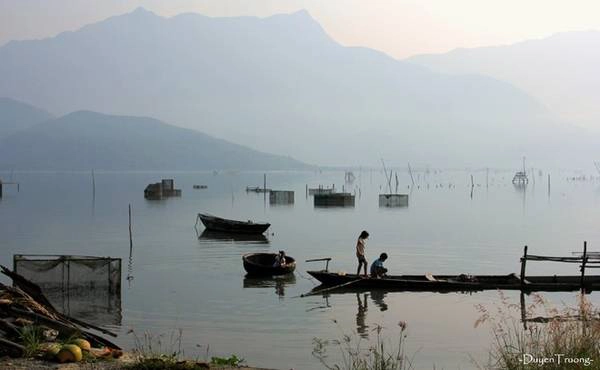 Rời Lăng Cô, mình đến đầm Lập An để kịp ngắm hoàng hôn. Đây là đầm nước lợ lớn ở Huế, và là một phần của vịnh Lăng Cô. Nhìn những hình ảnh này chỉ mơ ước: cho tôi một vé về tuổi thơ! Rời Lăng Cô, mình đến đầm Lập An để kịp ngắm hoàng hôn. Đây là đầm nước lợ lớn ở Huế, và là một phần của vịnh Lăng Cô. Nhìn những hình ảnh này chỉ mơ ước: cho tôi một vé về tuổi thơ!
