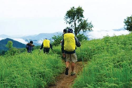 Du khách đi trên sống lưng của những quả đồi Du khách đi trên sống lưng của những quả đồi