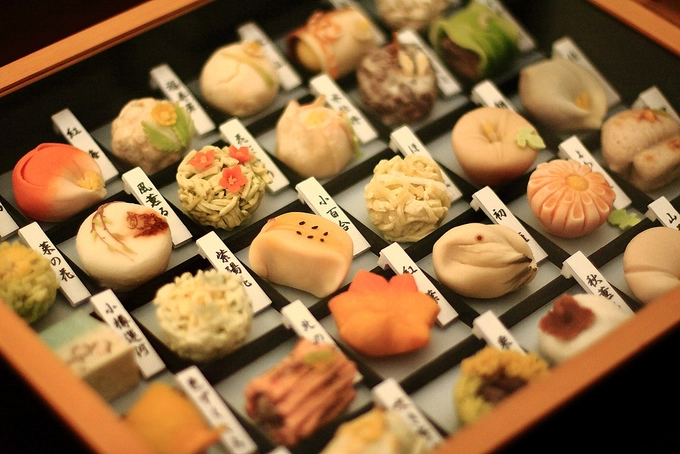 Wagashi (Hoa quả Tử) là loại bánh truyền thống của Nhật Bản. Ngoài hương vị tinh tế ra, hình dạng duyên dáng, màu sắc thanh nhẹ của món bánh khiến các thực khách có cảm giác như đang ngắm một tác phẩm nghệ thuật.