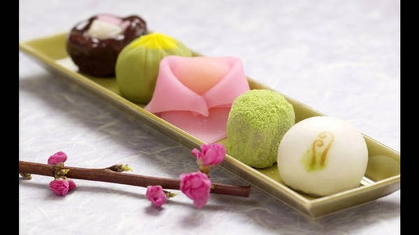 Điểm chung của wagashi là được trình bày đẹp mắt. Màu sắc và hương vị chiếc bánh được làm theo chủ đề thời tiết, cây cỏ theo mùa. Ảnh: Begin Japanology - NHK World.