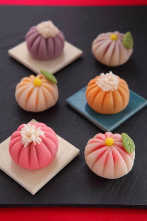 Wagashi đã trở thành một nét văn hóa hấp dẫn của Nhật Bản. Du khách thưởng thức bánh không chỉ thích thú với hương vị ngon miệng mà còn cảm phục bàn tay tài hoa, khéo léo của những người nghệ nhân làm bánh. Ảnh: Luxos.