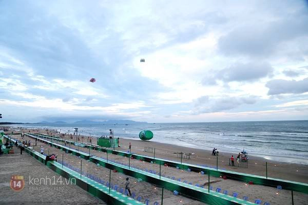 Du lich Vung Tau - Bàn tiệc dài khi đang được chuẩn bị.