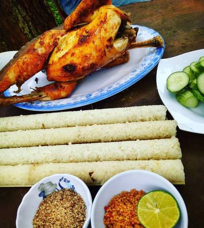 Cơm lam và thịt gà nướng Măng Đen là đặc sản nổi tiếng của vùng. Ảnh: vien_travel_tips Cơm lam và thịt gà nướng Măng Đen là đặc sản nổi tiếng của vùng. Ảnh: vien_travel_tips