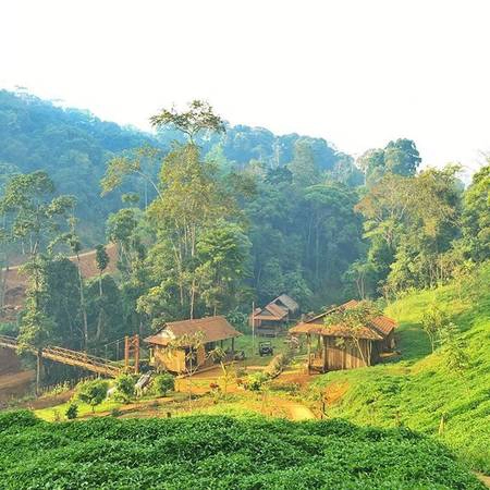 Nằm ở độ cao 1.100 - 1.400m so với mặt biển, cách thị xã Kon Tum hơn 50km, giữa ngút ngàn thông và hoa rừng, Măng Đen lúc nào cũng se se lạnh và tĩnh lặng giữa đại ngàn. Ảnh: thiennguyen1012 Nằm ở độ cao 1.100 - 1.400m so với mặt biển, cách thị xã Kon Tum hơn 50km, giữa ngút ngàn thông và hoa rừng, Măng Đen lúc nào cũng se se lạnh và tĩnh lặng giữa đại ngàn. Ảnh: thiennguyen1012