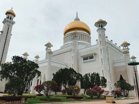 Nhà thờ Sultan Omar Ali Saifuddin - Ảnh: NGÔ HOÀNG ANH