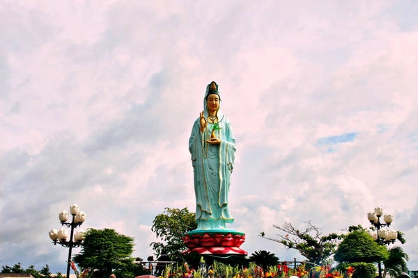 Điểm đến cuối cùng của chúng tôi là khu du lịch tâm linh Mẹ Nam Hải - Quan Âm Phật Đài, một trong những địa điểm văn hóa tâm linh được nhiều du khách lựa chọn. Bạn đừng quên cầu nguyện những điều tốt đẹp cho người thân khi đến đây. Điểm đến cuối cùng của chúng tôi là khu du lịch tâm linh Mẹ Nam Hải - Quan Âm Phật Đài, một trong những địa điểm văn hóa tâm linh được nhiều du khách lựa chọn. Bạn đừng quên cầu nguyện những điều tốt đẹp cho người thân khi đến đây.