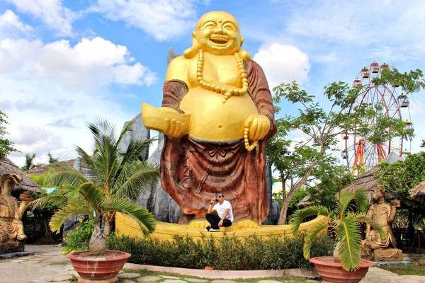 Địa điểm đầu tiên tôi lựa chọn là khu du lịch Nhà Mát, có nhiều trò chơi, vườn thú và một bể bơi khá rộng. Các bạn có thể vui chơi, thưởng thức hải sản tại nhà hàng (giá vé vào cổng: 20.000 đồng). Địa điểm đầu tiên tôi lựa chọn là khu du lịch Nhà Mát, có nhiều trò chơi, vườn thú và một bể bơi khá rộng. Các bạn có thể vui chơi, thưởng thức hải sản tại nhà hàng (giá vé vào cổng: 20.000 đồng).