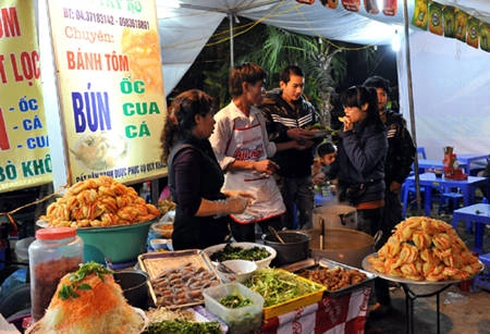 Bánh tôm, bún ốc đặc sản Hồ Tây. Ảnh: Thanh Hà/TTXVN