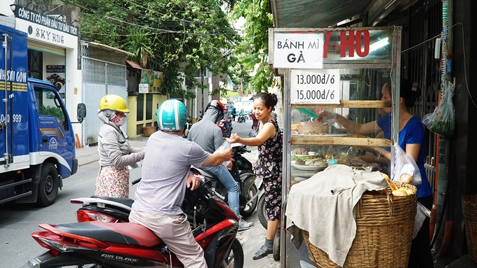Chủ đầu tiên của xe bánh mì nổi tiếng này là ông Trần Văn Hậu. Ông mở bán từ những năm 30 của thế kỷ trước. Ban đầu, xe bánh mì nằm ở đầu đường Tây Hồ. Sau nhiều lần đổi chỗ, hiện quán nằm trên đường Huỳnh Khương Ninh, quận 1. Anh Hồ Quốc Dũng (32 tuổi), cháu ngoại ông Hậu là chủ đời thứ 3 của quán. "Ngày trước ông tôi bán buổi sáng, mẹ tôi tiếp quản sau đó thì bán từ xế chiều đến nửa đêm. Dần dà khách muốn ăn sớm hơn nên tôi mở từ 13h30, có hôm đến 17h đã hết", anh Dũng cho hay. Chủ đầu tiên của xe bánh mì nổi tiếng này là ông Trần Văn Hậu. Ông mở bán từ những năm 30 của thế kỷ trước. Ban đầu, xe bánh mì nằm ở đầu đường Tây Hồ. Sau nhiều lần đổi chỗ, hiện quán nằm trên đường Huỳnh Khương Ninh, quận 1. Anh Hồ Quốc Dũng (32 tuổi), cháu ngoại ông Hậu là chủ đời thứ 3 của quán. "Ngày trước ông tôi bán buổi sáng, mẹ tôi tiếp quản sau đó thì bán từ xế chiều đến nửa đêm. Dần dà khách muốn ăn sớm hơn nên tôi mở từ 13h30, có hôm đến 17h đã hết", anh Dũng cho hay.