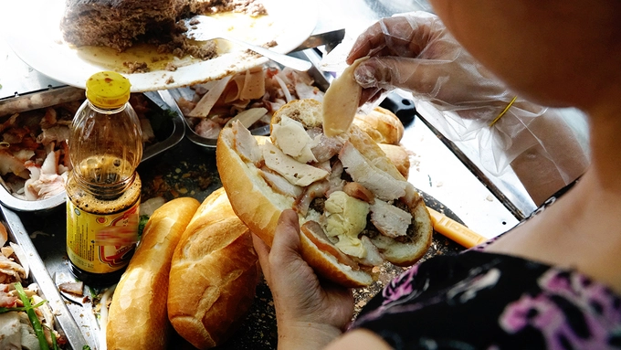 Theo anh Dũng, toàn bộ nguyên liệu đều được chế biến mỗi ngày, “bán ngày nào làm ngày đó”. Các công đoạn này bắt đầu từ 4h sáng, do các thành viên trong gia đình thực hiện. Khách đến đây hay ăn bánh mì pate kẹp chả hoặc thịt, cho thêm chà bông. Khoảng một năm nay, anh bán thêm bánh mì kẹp thịt gà xé. Theo anh Dũng, toàn bộ nguyên liệu đều được chế biến mỗi ngày, “bán ngày nào làm ngày đó”. Các công đoạn này bắt đầu từ 4h sáng, do các thành viên trong gia đình thực hiện. Khách đến đây hay ăn bánh mì pate kẹp chả hoặc thịt, cho thêm chà bông. Khoảng một năm nay, anh bán thêm bánh mì kẹp thịt gà xé.