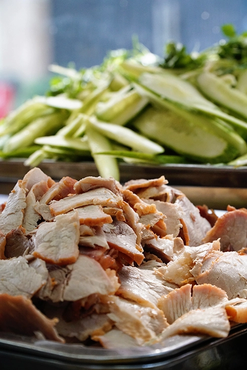 "Điều khiến tôi khó lòng quên được hương vị bánh mì ở đây là pate. Khi ăn, bạn sẽ ngửi thấy mùi thơm, cảm nhận vị đậm đà, có chút béo", một thực khách ở Nhà Bè chia sẻ. "Điều khiến tôi khó lòng quên được hương vị bánh mì ở đây là pate. Khi ăn, bạn sẽ ngửi thấy mùi thơm, cảm nhận vị đậm đà, có chút béo", một thực khách ở Nhà Bè chia sẻ.