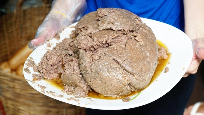 Ngoài pate, chả và thịt nguội cũng được làm theo công thức gia truyền của ông Hậu để lại mà hiện chỉ có anh Dũng là người trực tiếp thực hiện. Ngoài pate, chả và thịt nguội cũng được làm theo công thức gia truyền của ông Hậu để lại mà hiện chỉ có anh Dũng là người trực tiếp thực hiện.