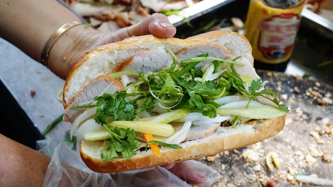 Một suất bánh mì tại đây có giá 13.000 đồng hoặc 15.000 đồng tuỳ theo yêu cầu của khách. Nhiều khách có nhu cầu mua lẻ pate, chả… phải đặt trước vì số lượng làm ra mỗi ngày có hạn. Một suất bánh mì tại đây có giá 13.000 đồng hoặc 15.000 đồng tuỳ theo yêu cầu của khách. Nhiều khách có nhu cầu mua lẻ pate, chả… phải đặt trước vì số lượng làm ra mỗi ngày có hạn.