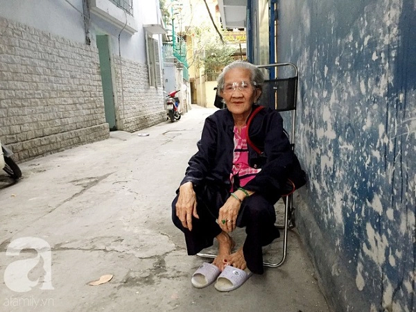 xe-banh-mi-ngon-nuc-tieng-sai-gon-cua-ba-tu-trau-hon-60-nam-nep-minh-trong-hem-nho-ban-tu-toi-khuya-toi-sang-hom-sau-ivivu-1